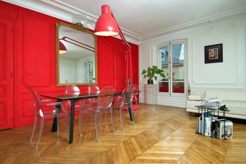 Bel intérieur en point de Hongrie, murs rouges